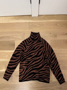 Ann Taylor Tiger Print Turtleneck sweater in Size XXS
